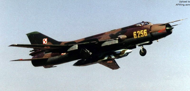 波兰空军的苏-20R，机腹挂载KKR-1侦察吊舱