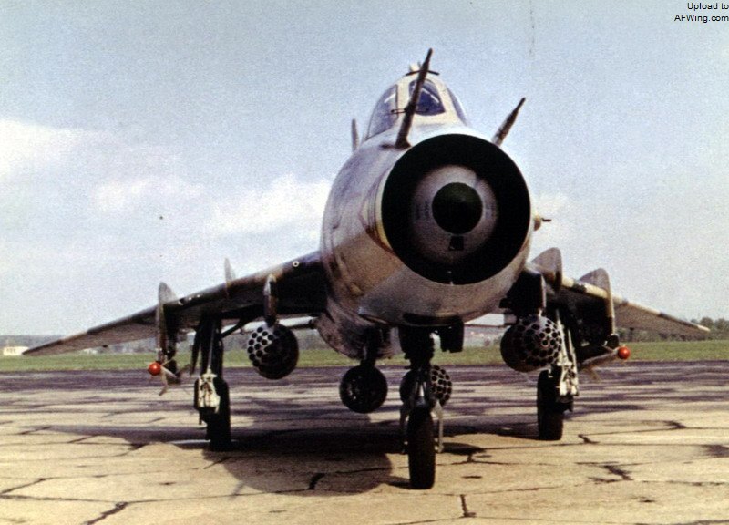 苏-22M原型机，翼下挂载火箭巢和R-13空空导弹