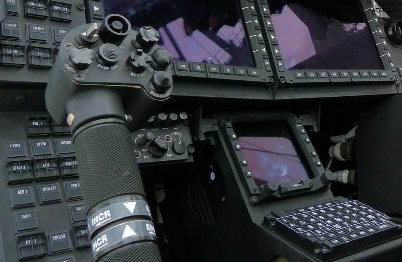 AH-1Z的总距杆，上面有转把油门，右边是双功能液晶显示器