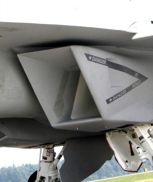 F-18E/F采用具有一定隐身性能的平行四边形进气口