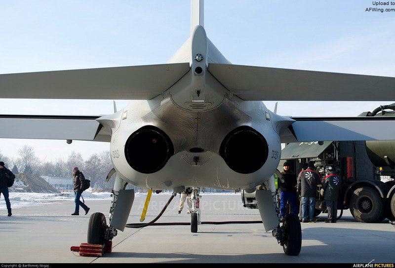 M-346重新设计了发动机尾喷管，融入后机身以降低零升阻力