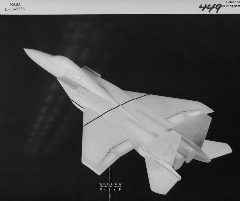 F-15早期风洞模型，腹鳍和进气口扰流片引人注目