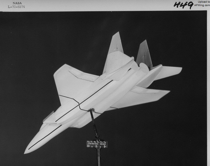F-15早期风洞模型，腹鳍和进气口扰流片引人注目