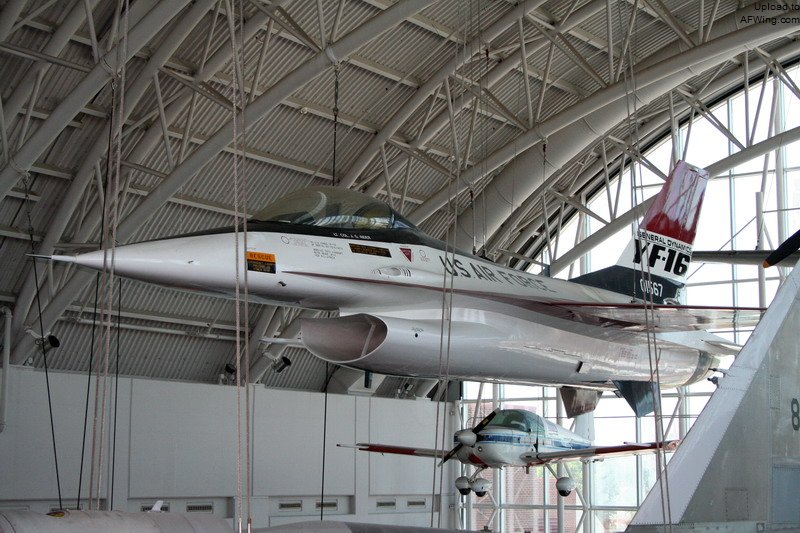 在弗吉尼亚航空航天中心展览的YF-16