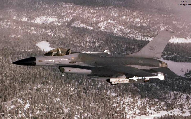 第一架生产型F-16 78-0001