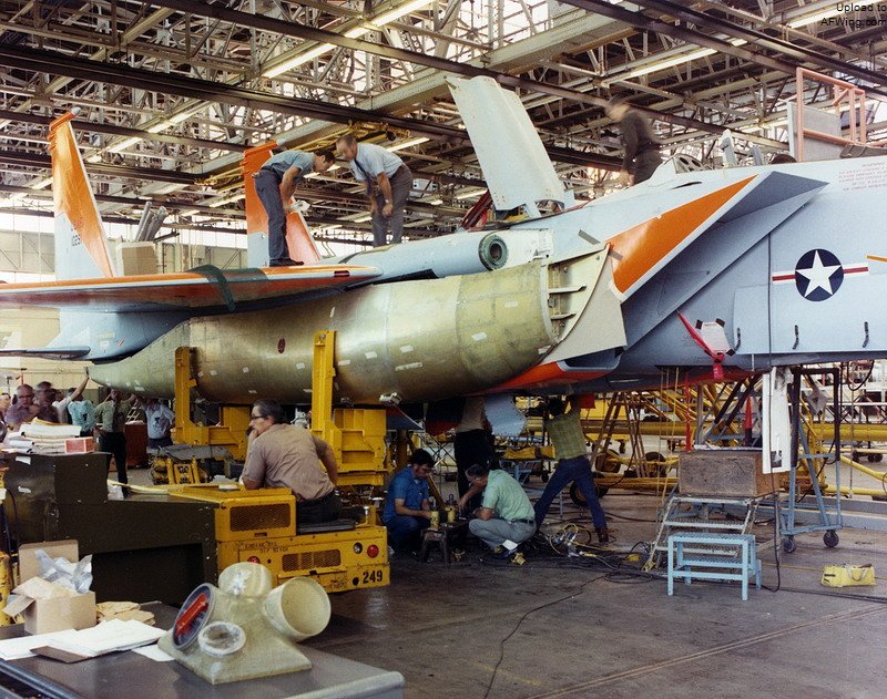 在F-15B上安装第一个保形油箱