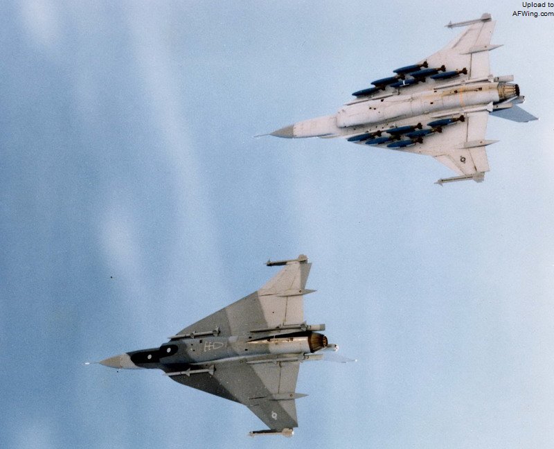 F-16XL采用了非常具有特色的变弯曲箭形翼
