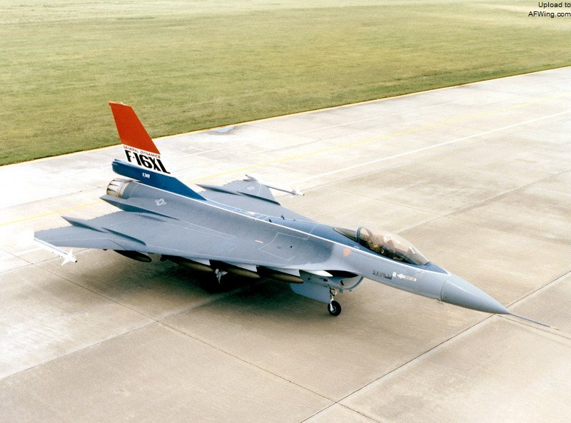 F-16XL采用了非常具有特色的变弯曲箭形翼