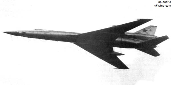 1961年图希诺航空节上，图-22A首次公开露面，当着西方外交官的面高速掠过