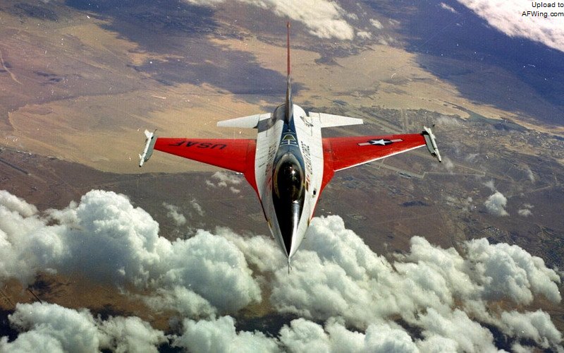YF-16作为单发战斗机，在机动性上占了不少便宜