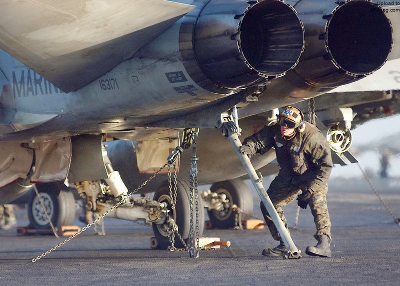 F-18的尾钩则要粗壮许多