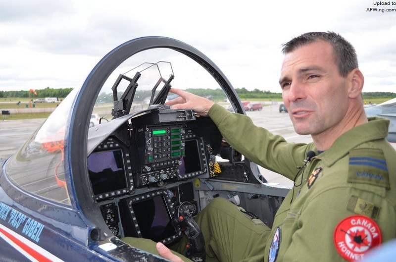 F-18的座舱空间表现也好不到哪里去