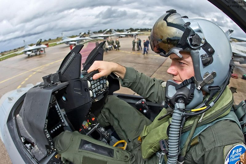 F-16座舱局促
