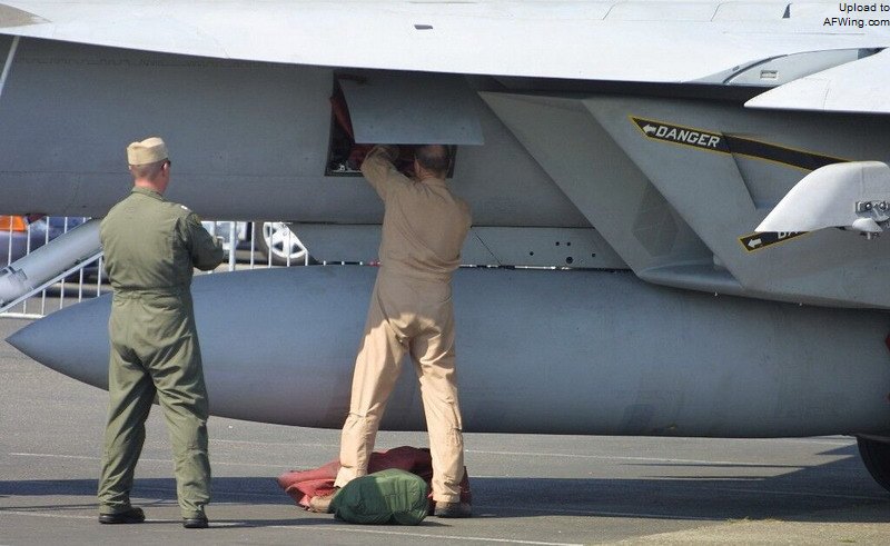 F-18的机身储物舱非常实用