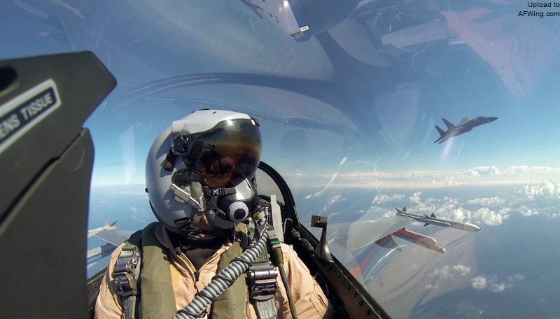 F-15机身大阻力也大，跟上干净外形的F-16有些吃力