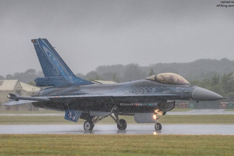 F-16在雨中起降就挺悲剧的，座舱盖会整个糊掉
