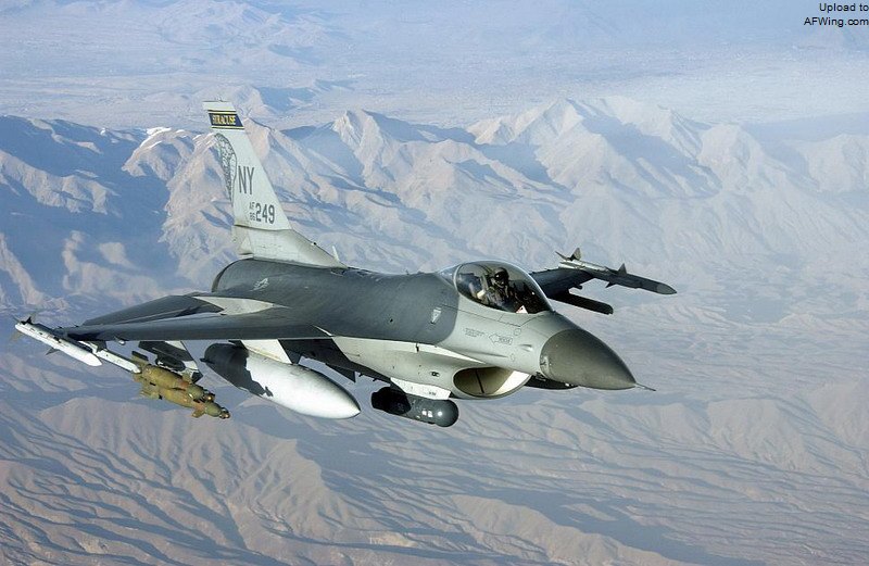 F-16的&ldquo;利特宁&rdquo;或&ldquo;狙击手&rdquo;吊舱安装在进气道右侧，投掷激光制导炸弹后需要向右盘旋以照射目标