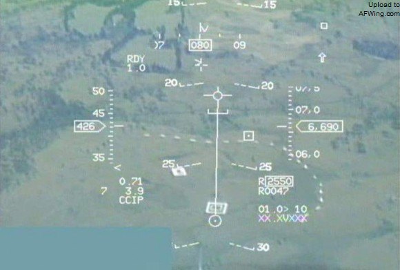 F-16平显的CCIP模式，下方圆圈就是弹着点