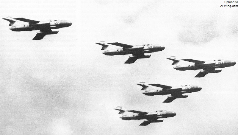 在1955年5月胜利日阅兵上飞过的5架雅克-25，都是安装RP-1&ldquo;祖母绿&rdquo;雷达的早期型号