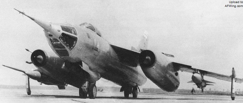 雅克-28N防空压制原型机，翼下挂载两枚Kh-28反辐射导弹