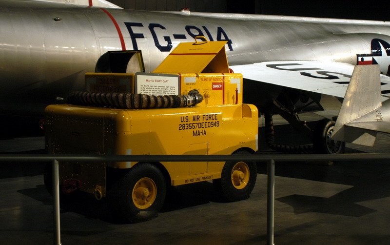 F-111启动使用标准的MA-1A发动机启动车