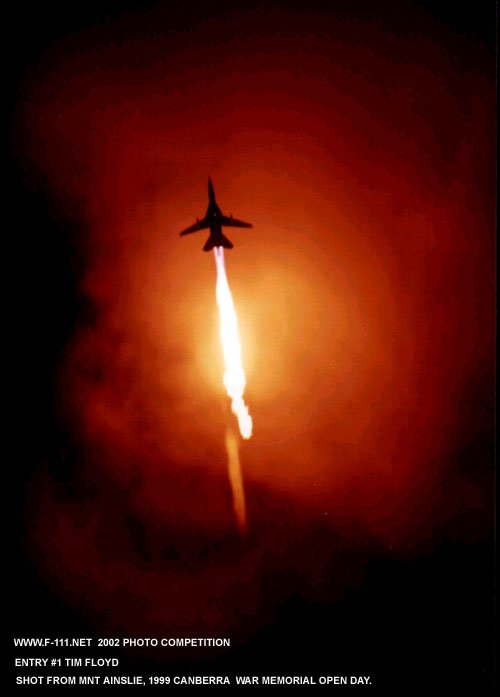 F-111的尾部出现了一片壮观的火焰，长度足足超过机身长度的两倍！