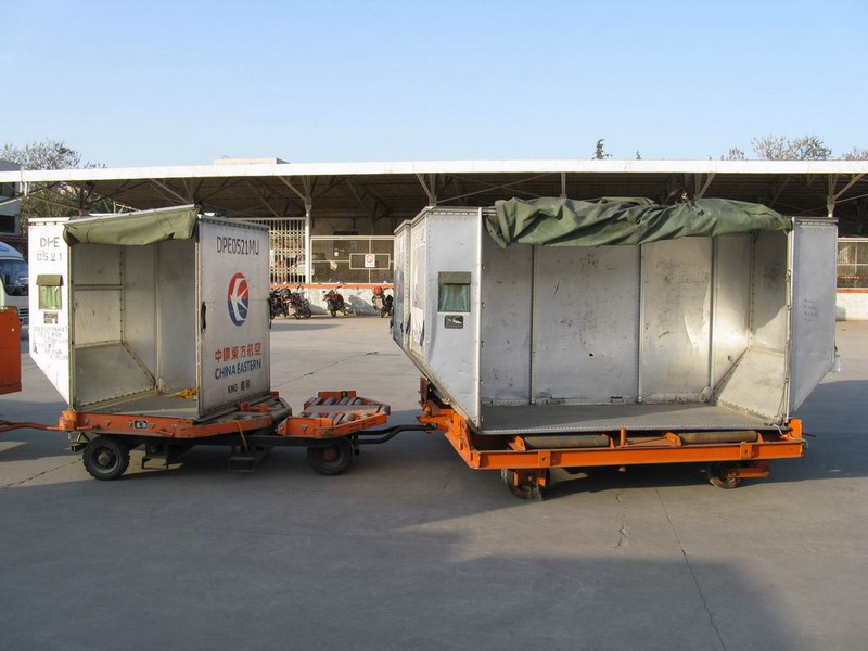 LD-2、LD-8航空专用集装箱以及集装箱板拖车，请注意集装箱板拖车上的滚棒