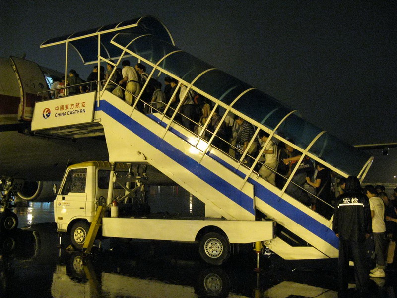 配备遮雨棚的登机梯车，注意它的液压撑脚和遮雨棚
