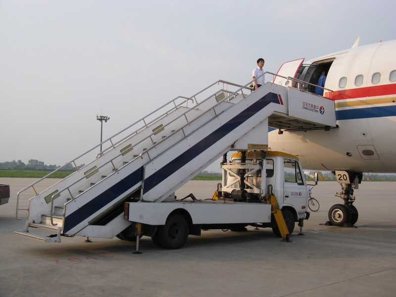 这是没有遮阳棚的登机梯车