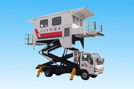 残疾旅客登机车，和配餐车长得很像，外观主要区别在车厢的窗户上，国家对于机场残疾人无障碍通行也是有明文规定，残疾人登机车是有详细设计指标的