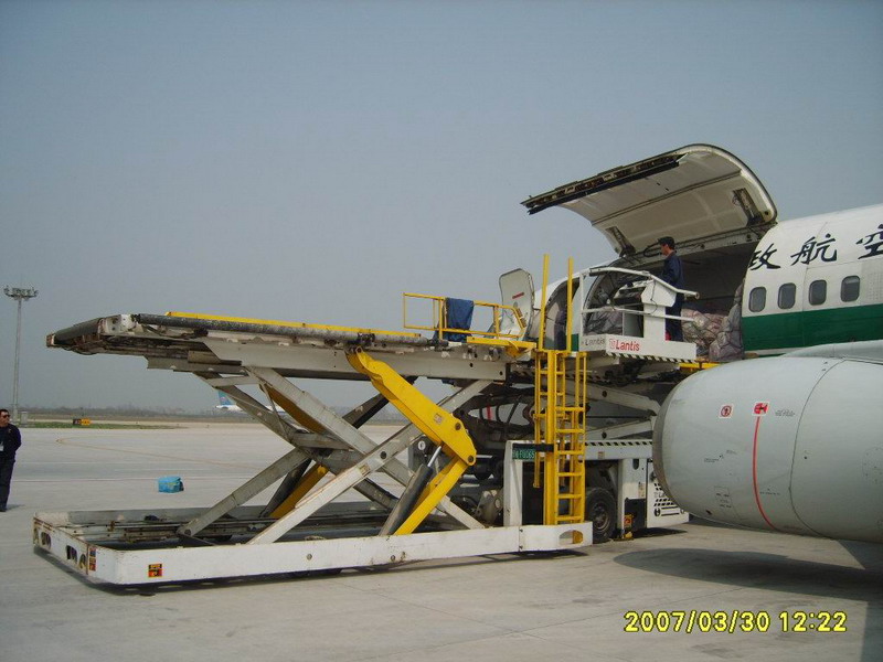为中国邮政航空波音B737-300F货机提供服务的升降平台车，这架飞机由一架波音B737-300客机改装而来