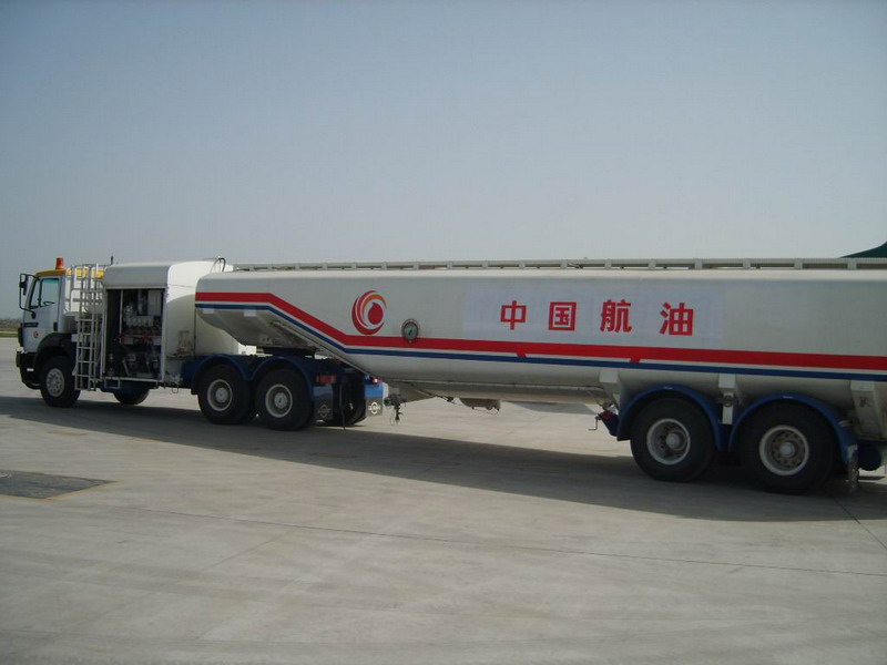 机场罐式加油车，它主要为没有加油地井的机位提供燃油勤务，它可以加油也可以抽油，牵引车头后面就是加油服务台，加油服务台后面才是油罐