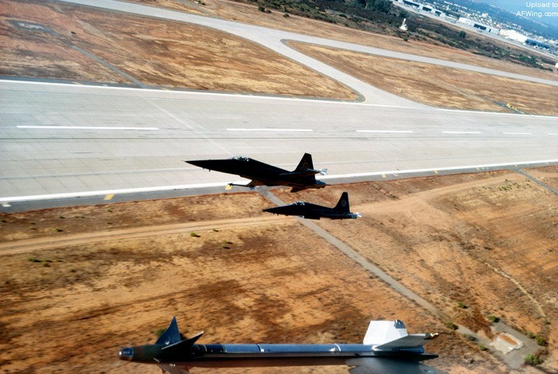 由于F-5比A-4&ldquo;更邪恶&rdquo;，于是被选中成为米格。有三架F-5E和一架F-5F被涂成黑色并喷上黄圈红星机徽，被称为米格-28