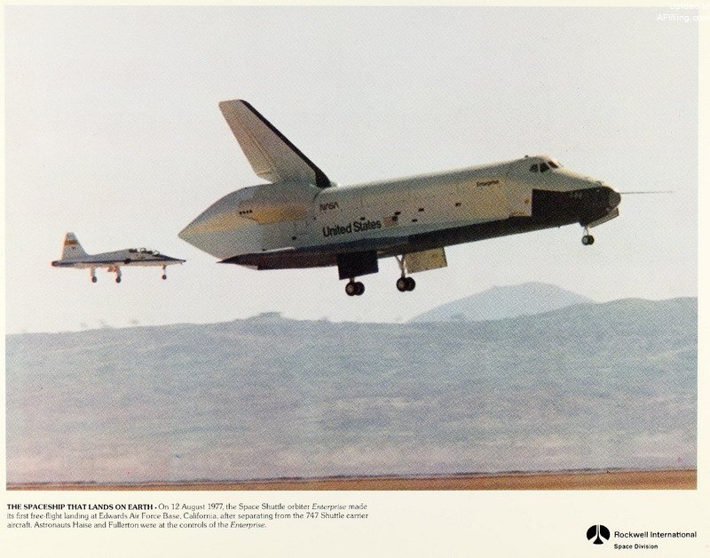 1977年8月12日,“企业”号进行了首次滑翔试飞,顺利降落在爱德华兹空军基地