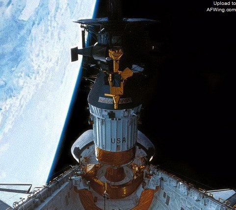 安装在&ldquo;伽利略&rdquo;号太空船下方的惯性上面级（IUS）