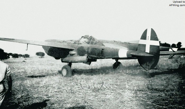 　　1943年6月12日，图中这架洛克希德P-38&ldquo;闪电&rdquo;误降撒丁岛南部的卡波泰拉机场，卡波泰拉的意大利人目瞪口呆，不敢相信眼前发生的事，一名飞行员赶紧开车挡在&ldquo;闪电&rdquo;前防止它飞走。美国飞行员打开座舱盖时才尴尬地发现自己降落在了意大利人的机场上，只能乖乖被俘。这名飞行员从遥远的直布罗陀跨地中海飞来，降落在卡波泰拉机场时几乎耗尽了燃油，意大利人发现他的罗盘指针偏移了30度。照片中P-38的美国陆航机徽被意大利人用暗绿色油漆涂掉，尾撑上涂上了白色识别条，垂尾还画上了代表意大利王室的意大利萨巴乌蒂亚白十字，桨毂罩也涂成了白色。&ldquo;闪电&rdquo;在罗马附近的圭多尼亚测试中心进行了试飞，后来被用来对付美国空军轰炸机。安杰洛&bull;通迪上校飞过这架P-38，1943年8月11日他驾驶P-38在安齐奥附近的意大利海岸上空欺骗并接近了一架美国陆航的B-24轰炸机，然后发起突然袭击，导致B-24的6名机组弃机跳伞。&ldquo;闪电&rdquo;在意大利的服役经历很短暂，因为德国合成燃料会腐蚀P-38的油箱。美国报告还曾提到1943年9月初B-17轰炸机遭到两架P-38的袭击。这种鱼目混珠的事情让盟军轰炸机机组风声鹤唳，有一次一架战伤的陆航P-38靠近轰炸机寻求保护，轰炸机的机枪手以为这是一架伪装的敌机，二话不说就将其击落。