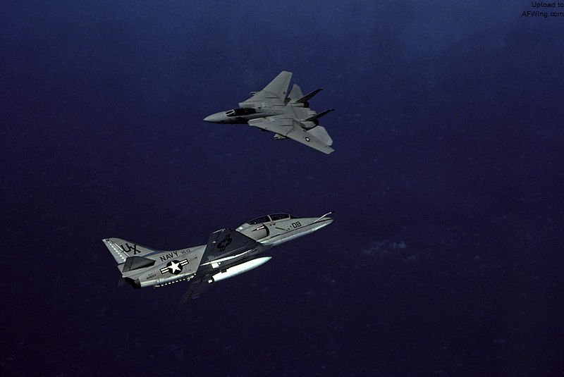 我以前在补充航空大队和VF-24时曾经与F-5和A-4对抗过，这两种飞机绝对是麻烦