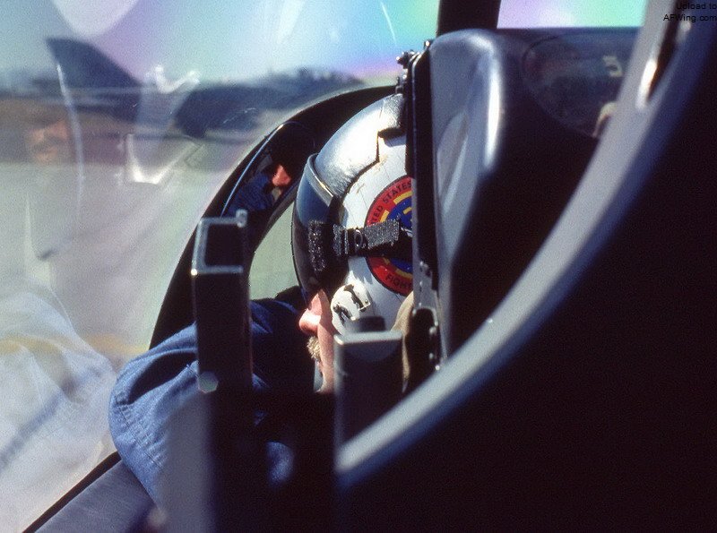由于当时Topgun没有双座型A-4，我就去VF-126中队飞了3到4架次TA-4