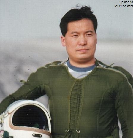 身着高空歼击机抗荷服的徐勇凌