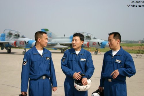 张景亭(中)与李中华(左)、徐勇凌(右)探讨问题