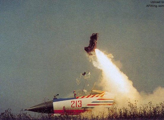 国产HTY-5弹射座椅地面滑车0高度穿盖弹射试验