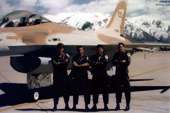 第一批前往美国接受F-16换装训练的以色列空军飞行员，从左至右分别是：以色列.沙菲尔（Israel（Relik） Shafir）、哈改.卡兹（Hagai Katz）、拉兹.泽夫（Raz Ze&rsquo;ev）和杜比.尤非（Dubi Yoffe）