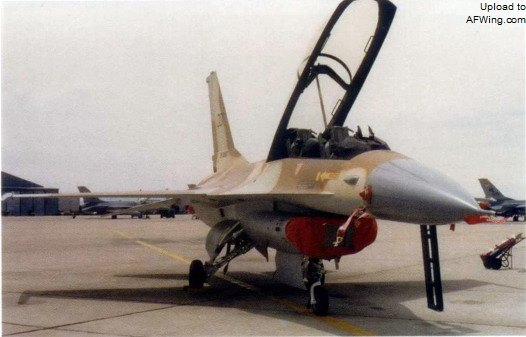 停放在犹他州希尔基地上的F-16B 78-0355（雀鹰001）