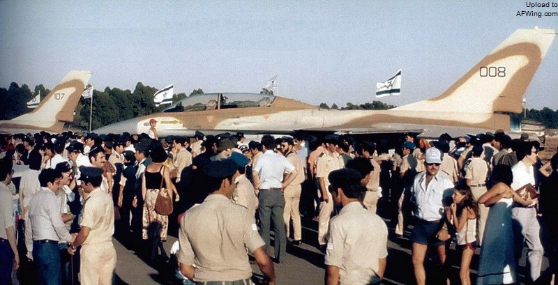 1980年7月2日，欢迎仪式结束后，民众在拉马特戴维.基地上参观新到来的F-16