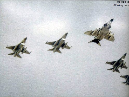 1980年7月2日，首批抵达的F-16A 78-0310（雀鹰105）和78-0311 （雀鹰107）与F-16B 78-0359 （雀鹰008）和78-0361（雀鹰015）伴随着一架69中队的F-4E从拉马特戴维基地上空飞过