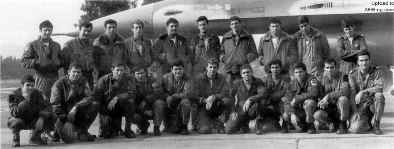 1980年12月24日，以色列空军第一批F-16飞行员在拉马特.戴维基地合影，后排从左至右分别是：萨沙.列文（Sasha Levin）、阿莫斯.雅德林、阿莫斯.莫哈尔（Amos Mohar）、欧弗尔.撒弗拉（Ofer Safra）、莫迪.拉德尔（Moti Rader）、吉登.道尔（Gidon Dor）、埃里埃泽尔.施克迪（Eliezer Shkedy）、拉菲.贝尔科维奇（Rafi Berkovich）、兹维卡.维尔雷德（Zvika Vered）、伊沙伊.斯派克特（Ishai Spector）；前排从左至右分别是：杜比.欧弗尔、埃胡德.本.阿米塔伊、以色列.沙菲尔、施洛摩.萨斯、拉兹.泽夫、杜比.尤非、纳胡米.阿米尔、阿尔农.沙拉比、伊兰.拉蒙、哈改.卡兹、拉尼.法尔克