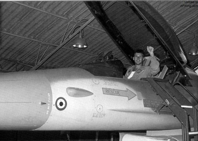 F-16A雀鹰112座舱里的拉菲.贝尔科维奇，机鼻上的战果代表着他在1981年4月28日用航炮击落的一架米-8