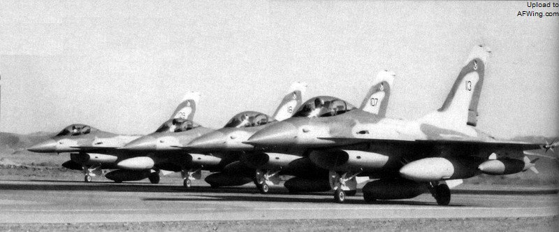 1981年6月7日，艾其昂基地的跑道上，117中队的F-16A雀鹰129、118、107、113各挂载了3个副油箱、2枚AIM-9L响尾蛇和2枚Mk84 2000磅炸弹准备起飞轰炸伊拉克核反应堆