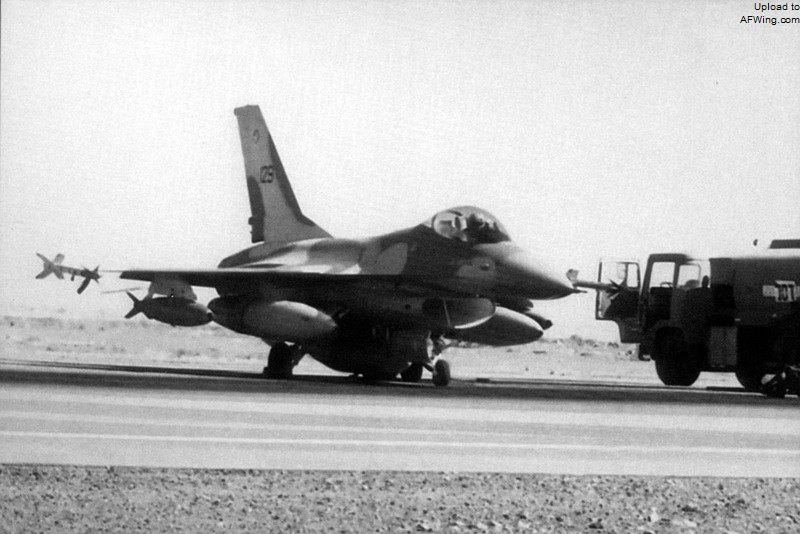 1981年6月7日，艾其昂基地上正在待命的F-16A雀鹰129
