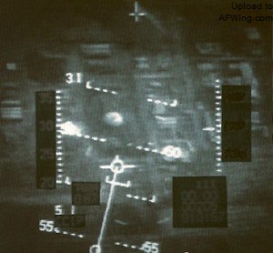 F-16A向反应堆投掷炸弹的HUD照片